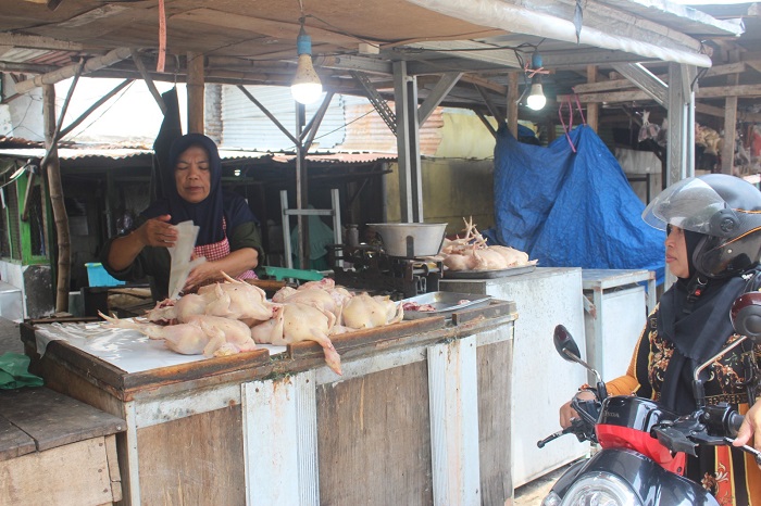 MELONJAK: Harga daging ayam di Pasar Citra Niaga Jombang mulai naik Senin (17/2).