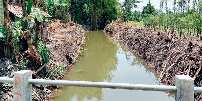 Dinas Pekerjaan Umum dan Penataan Ruang (PUPR) Jombang terus menjaga kondisi saluran di Kabupaten Jombang tetap optimal.