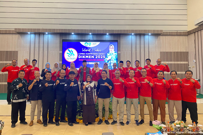 KOMPAK: Plt Kepala Cabang Dinas Pendidikan Wilayah Kabupaten Jombang, Dra Evi Dwi Widajanti MM, foto bersama MKKS SMA/SMK dan peserta.