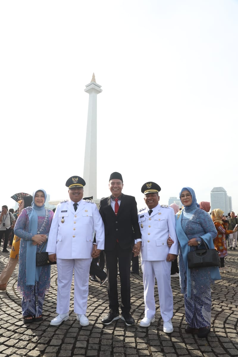 DIDAMPINGI ISTRI: Bupati Jombang Warsubi didampingi istri Yuliati Nugrahani dan Wabup Jombang Salmanudin Yazid juga didampingi Nyai Hj Ema Erfina sebelum mengikuti pelantikan, Kamis (20/2) pagi.