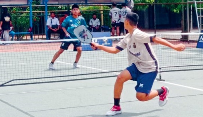 SERU: Pertandingan pickleball di lapangan Universitas PGRI Jombang, Rabu (19/2).