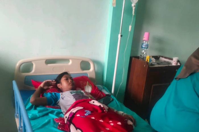 LEMAS: Sebagian siswa SDN Wuluh 1 Kecamatan Kesamben, Jombang yang keracunan hingga kemarin masih menjalani rawat inap.