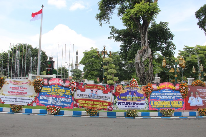 PENUH UCAPAN: Pendopo Kabupaten Jombang dipenuhi karangan bunga ucapan Warsubi &ndash; Salmanudin sebagai Bupati-wakil Bupati Jombang, Jumat (21/2).