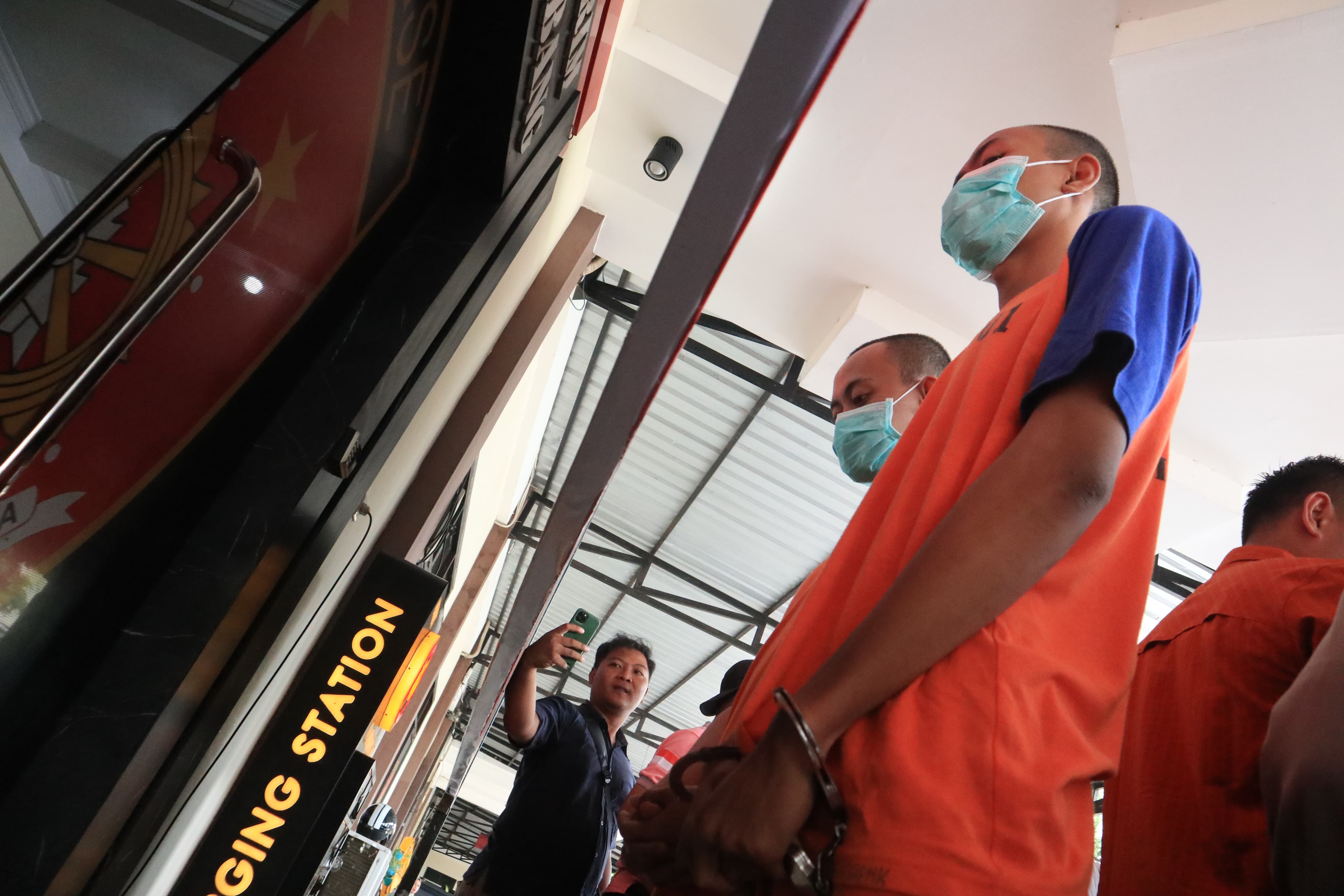 Polisi berhasil menangkap tiga pelaku pengeroyokan di SPBU Perak, Jombang, ketiganya harus mendekam di bali jeruji tahanan.