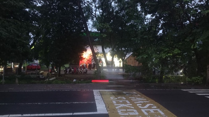 BUTUH JEMBATAN: Kondisi depan gedung kesenian di Jl Kusuma Bangsa Jombang masih berupa sungai.
