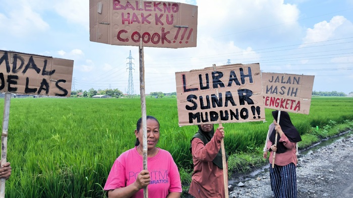 PROTES: Puluhan orang petani di Desa Tunggorono, Kecamatan Jombang menggelar aksi demonstrasi, Sabtu (22/2) pagi.
