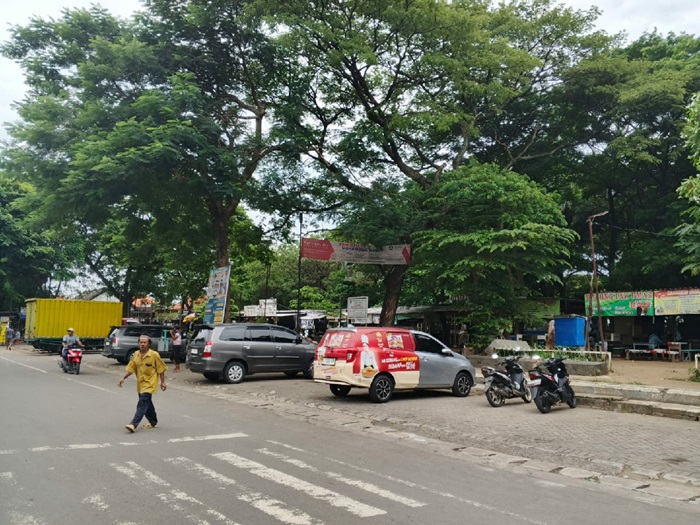 BELUM DIKELOLA PEMKAB: Kondisi parkir ruang terbuka hijau (RTH) Taman Mojoagung, Jombang, Sabtu, (22/2).