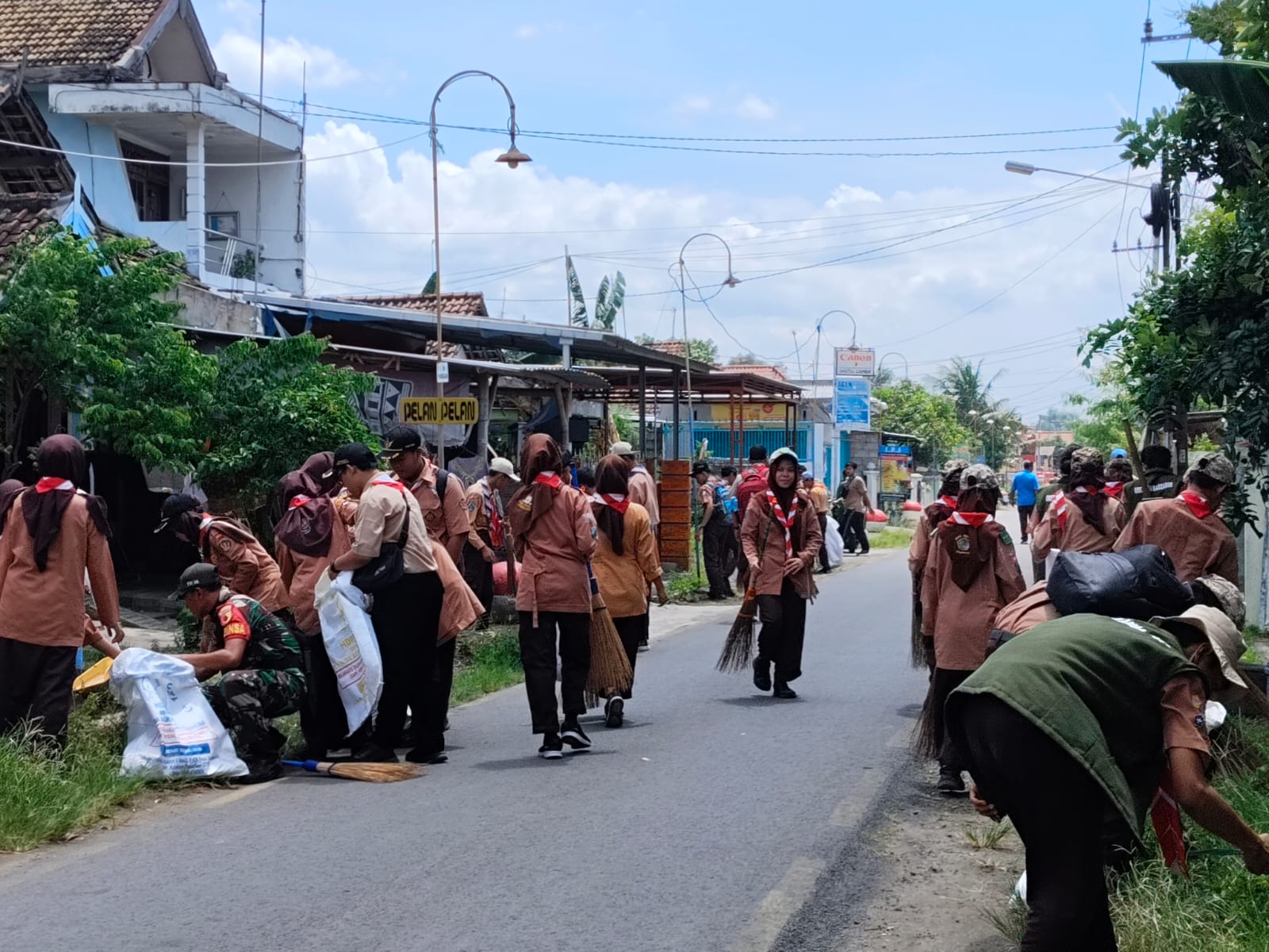 BERSIH-BERSIH: DLH Jombang kolaborasi dengan sekolah membersihkan sampah di perkampungan, Jumat (23/2).