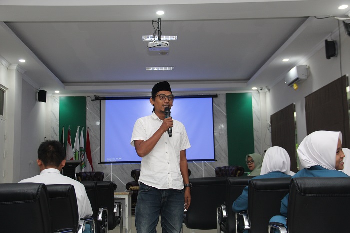 ANTUSIAS: M Nasikhudin Pemimpin Redaksi Jawa Pos Radar Jombang saat berbagi ilmu jurnalistik kepada siswa MAN 1 Jombang, Selasa (25/2).