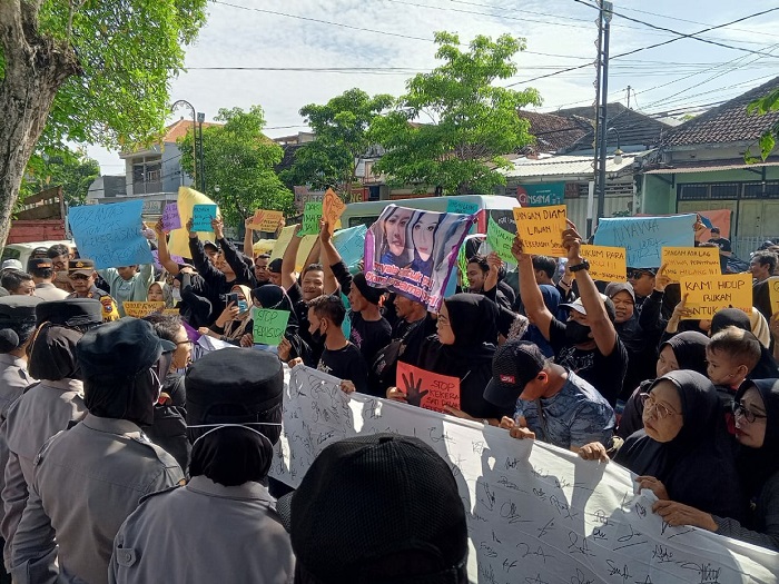 Puluhan warga menggelar aksi damai di kawasan Taman Informasi Jombang dan depan Kantor DPRD Jombang, Selasa (25/2) siang