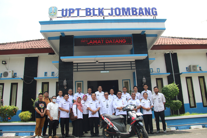 TEROBOSAN: Kepala Dinas Tenaga Kerja dan Transmigrasi Provinsi Jawa Timur, Sigit Priyanto ST MM, foto bersama saat peresmian program inovasi konvergensi motor listrik.