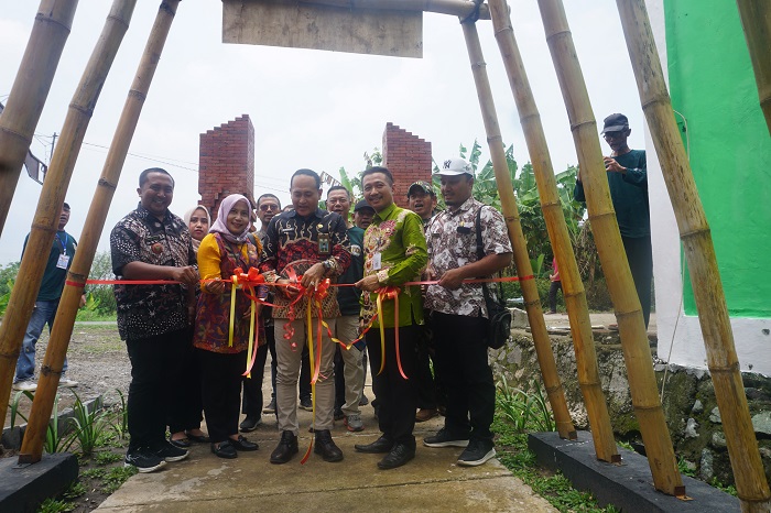 SINERGI: Kepala Desa Mojotrisno Nanang Sugiarto mendampingi para tamu undangan saat pembukaan Wisata Edukasi Taman Dolanan di Dusun Subontoro, Desa Mojotrisno, Mojoagung, Jombang.