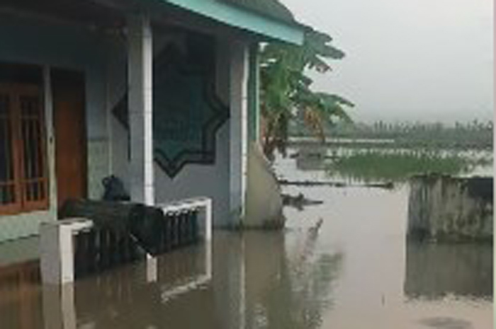 TERDAMPAK: Salah satu rumah warga Dusun Blole Barat, Desa Pandanblole, Kecamatan Ploso, Jombang kebanjiran akibat tanggul Kali Marmoyo jebol, Selasa (25/2).
