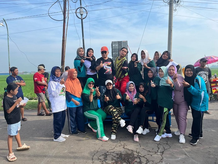 TELADAN: Wakil Ketua DPRD Jombang, HM Syarif Hidayatullah ST MMT (Gus Sentot) saat menghadiri car free day di Desa Segodorejo Kecamatan Sumobito, Minggu (23/2).