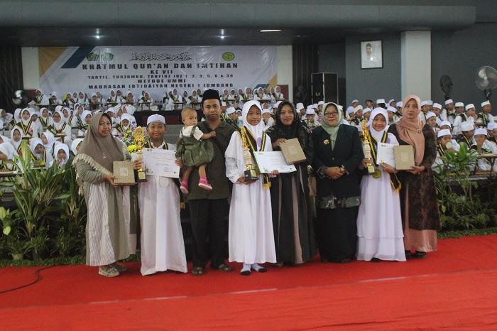 BERPRESTASI: Kepala MIN 1 Jombang, Luluk Wahyuningsih MPd, bersama siswa terbaik tartil.