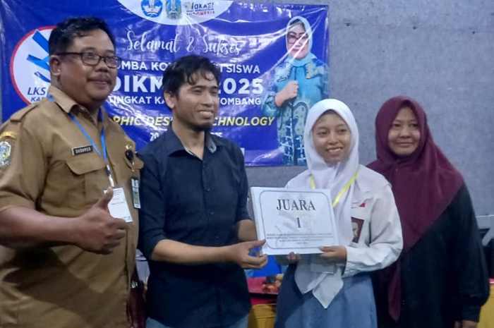 KREATIF: Siswi SMKN 1 Jombang yang juara LKS bidang lomba Graphic Design Technology.