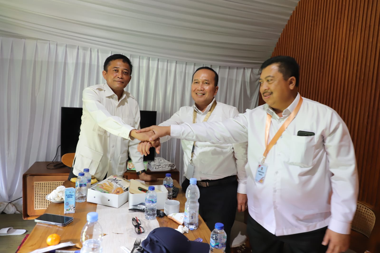 SEMANGAT: Bupati Jombang Warsubi mengikuti retret hari terakhir di Akmil Magelang, Jumat (28/2).