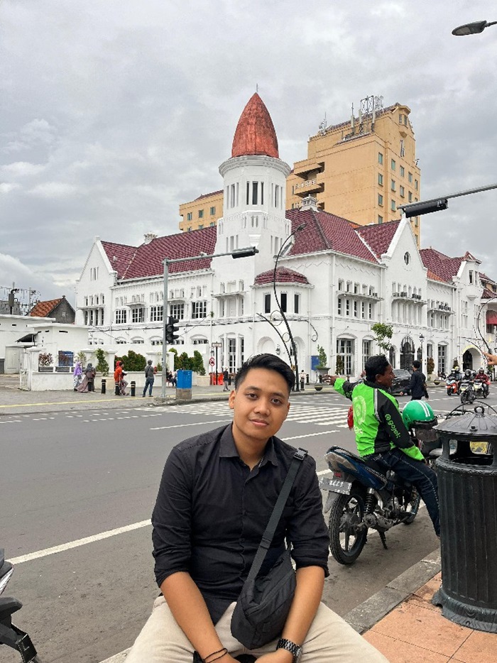 INOVATIF: Staf Administrasi dan Personalia Perumdam Tirta Kencana Jombang, Andy Pratama, saat berlibur.