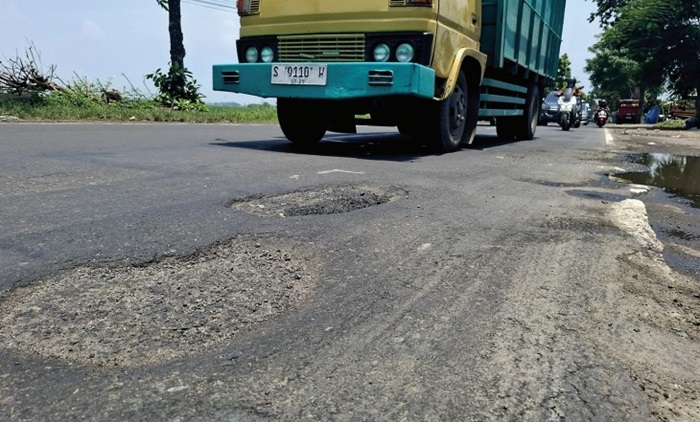 PENUH LUBANG: Kondisi jalur provinsi Jombang-Ploso di Desa Kedungrejo, Kecamatan Megaluh, Jombang yang penuh lubang dan aspalnya bergelombang (1/3).