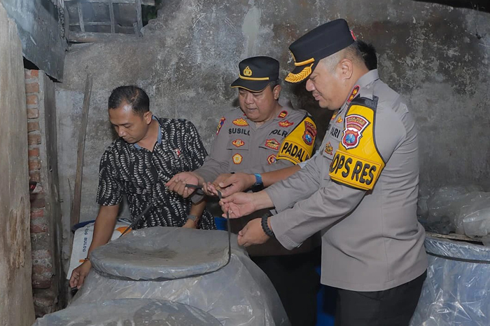Polres Jombang menggerebek home industry minuman keras (miras) jenis arak putih di Dusun Sumberejo, Desa Jombok, Kecamatan Ngoro, Kamis (27/2) malam.