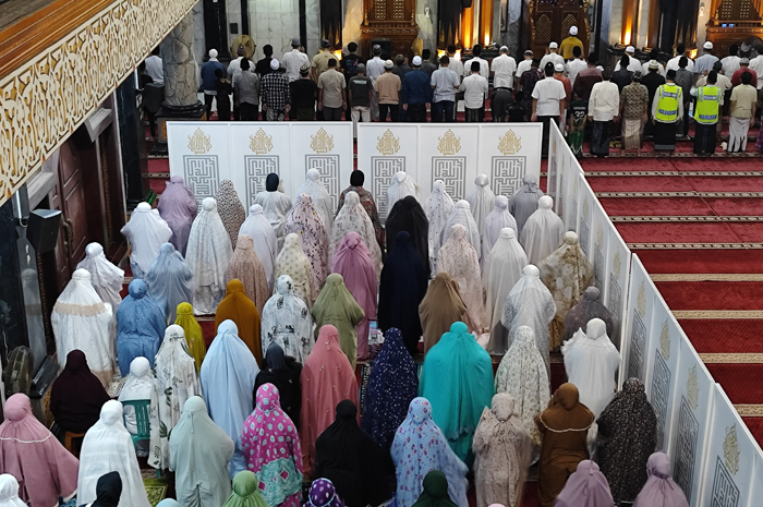 KHUSYUK: Jemaah Masjid Baitul Mukminin Jombang salat tarawih pertama, Jumat (28/2) malam.