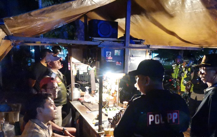 Jam buka warung angkringan di Jombang kota dibatasi.