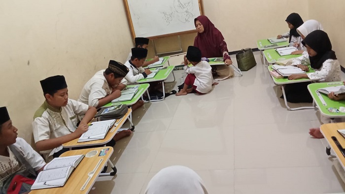 IKHLAS: Guru TPQ mengajar di TPQ Nurul Hidayah Keboan, Kecamatan Ngusikan, Jombang.