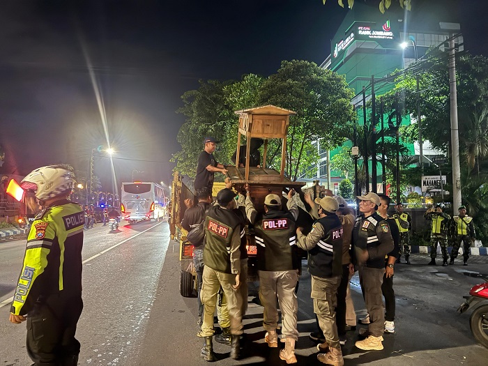 DITERTIBKAN: Sembilan rombong angkringan berjualan di Jl Presiden KH Abdurrahman Wahid (Gus Dur) diangkut Satpol PP Jombang.