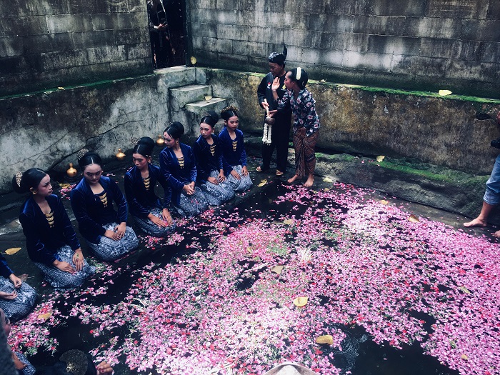 NGURI-URI BUDAYA: Tradisi kumkum sinden di Sendang Made Desa Made, Kecamatan Kudu, Jombang yang masih dilestarikan.
