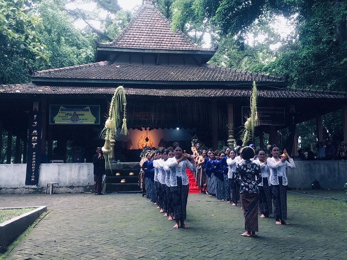 KHIDMAT: Prosesi tradisi kungkum sinden di Sendang Made, Desa Made, Kecamatan Kudu, Jombang, Minggu (24/2).