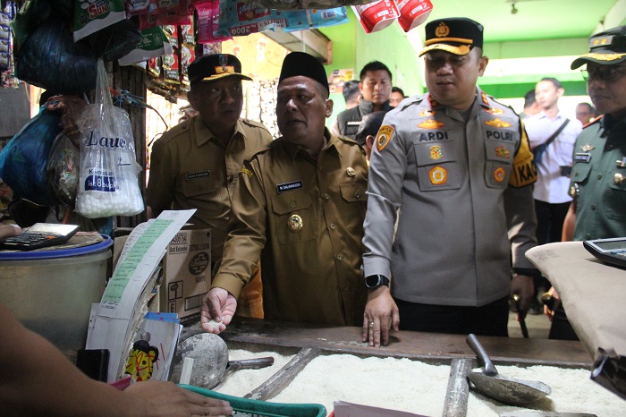 SIDAK HARGA: Wabup Jombang Salmanudin Yazid saat sidak harga kebutuhan pangan di Pasar Pon Jombang, Senin (3/3).
