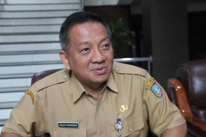 BERI PENJELASAN: Sekdakab Jombang Agus Purnomo saat memberikan penjelasan, (4/3).