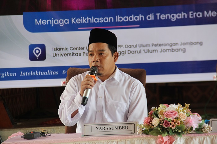 TELADAN: Wakil Rektor Unipdu Jombang Bidang Akademik dan Kemahasiswaan, Dr Mujianto Solichin MPdI, saat mengisi kajian Ramadan Unipdu di Islamic Center Unipdu, Rabu (5/3).
