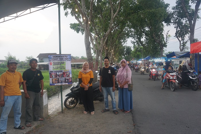 EKONOMI RAKYAT: Kepala Desa Genukwatu, Ngoro, Jombang, Nana Febrianti didampingi jajaran pengurus BUMDes Muda Karya di lokasi Genukwatu Street Food.
