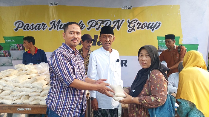 SINERGI: GM PG Tjoekir, Jombang Abdul Aziz Purmali (kiri) bersama Kades Cukir Sawung Agus B (tengah) dalam gerakan pangan murah, Rabu (5/3).