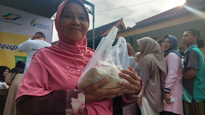 SEMRINGAH: Warga yang membeli gula kristal putih dalam gerakan pangan murah yang dihelat PG Tjoekir,  Jombang, Rabu (5/3).