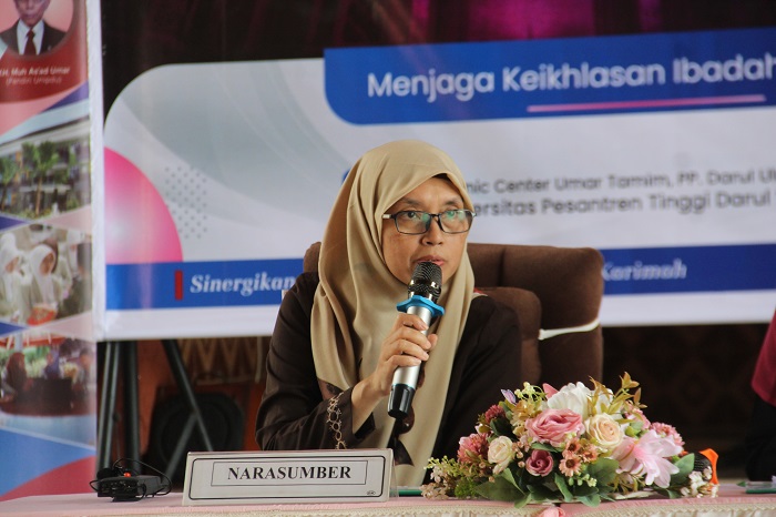 TELADAN: Wakil Rektor Unipdu Jombang Bidang Keuangan, SDM dan Umum, Hj Uswatun Qoyyimah SS M Ed PhD, saat menyampaikan kajian di Islamic Center Unipdu, Kamis (6/3).