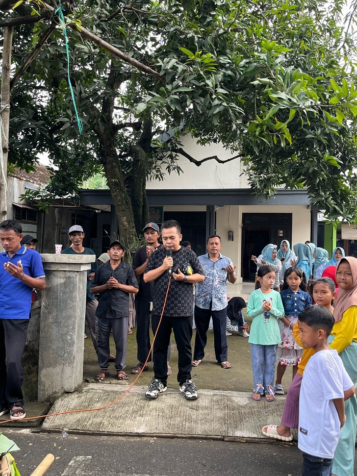 TELADAN: Wakil Ketua DPRD Jombang, HM Syarif Hidayatullah ST MMT (Gus Sentot) saat menghadiri sedekah Dusun Penampan Desa Kedungpapar Kecamatan Sumobito, Jumat (28/2).
