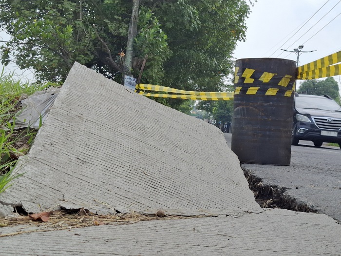 BUTUH PERBAIKAN: Kondisi jalan kabupaten ruas Jatipelem - Gudo di Desa Jatipelem, Kecamatan Diwek, Jombang, (5/3).
