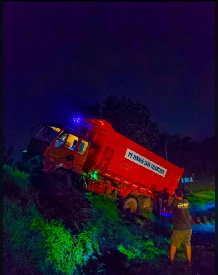 Aksi lempar batu kembali terjadi di Jalur Provinsi Ploso-Gedeg, Jombang, Rabu (5/3) malam.