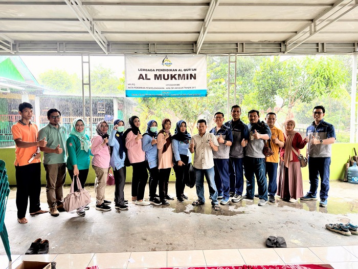 KOMPAK: Jajaran PT CJI Jombang saat mengadakan pengobatan gratis kepada warga, Jumat (7/3).