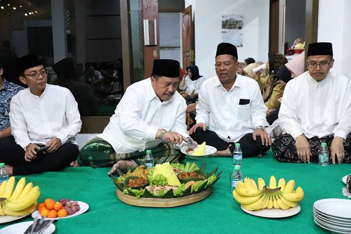 MULAI DITEMPATI: Bupatii Jombang Warsubi mulai menempati rumah dinas di Pendopo Kabupaten Jombang.