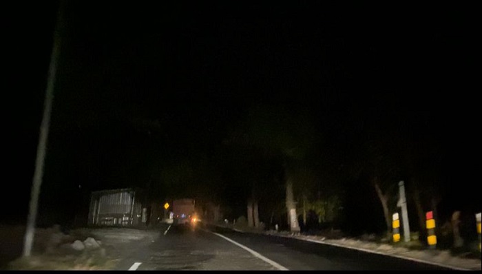 GELAP: Penerangan jalan umum di Jalur Provinsi ruas Ploso-Babat di Desa Sukodadi, Kecamatan Kabuh, Jombang, mati (6/3).
