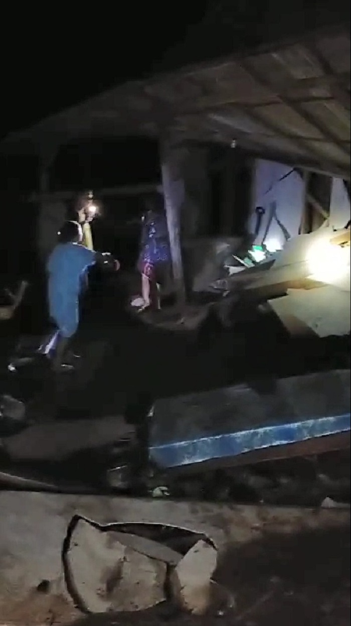 Rumah milik warga di Dusun Ngeseng, Desa Carangwulung, Kecamatan Wonosalam, Jombang tertimbun longsor Jumat (7/3) malam.