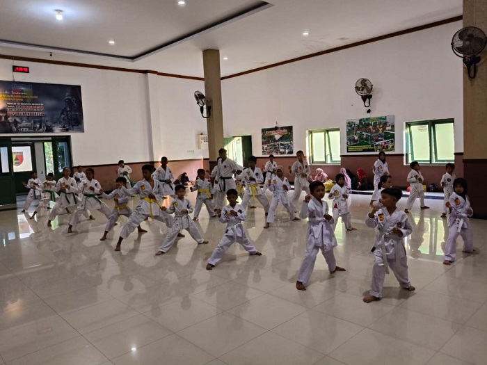 SEMANGAT: Atlet DSJ saat latihan di Kodim 0814 Jombang (7/3).