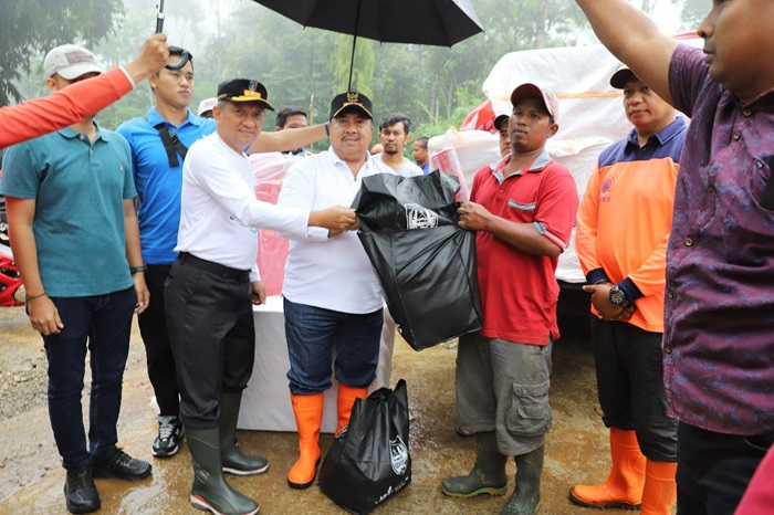PEDULI: Bupati Jombang Warsubi memberikan bantuan kepada korban longsor di Dusun Ngeseng, Desa Carangwulung, Kecamatan Wonosalam.
