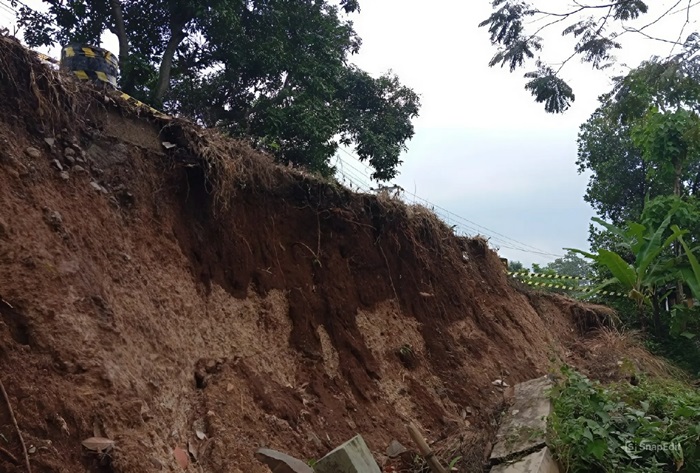 LONGSOR: Kondisi tembok penahan jalan (TPJ) di ruas Penggaron &ndash; Wonosalam, Jombang ambles, (8/3).
