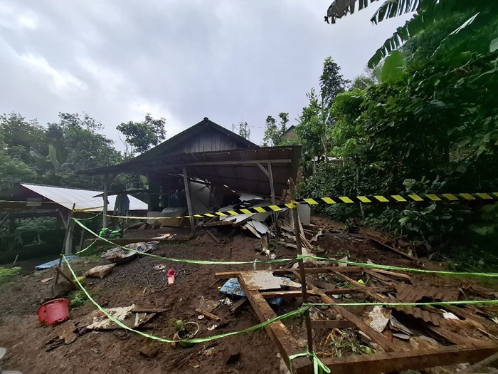 AMBRUK: Rumah Kojin, 43, warga Dusun Ngeseng, Desa Carangwulung, Kecamatan Wonosalam, Jombang yang terkena longsor, Jumat (7/3).