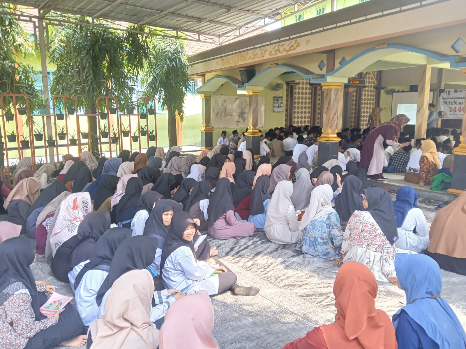 SERIUS: Siswa MTsN 10 Jombang mengikuti kegiatan keagamaan di masjid, Kamis (6/3).