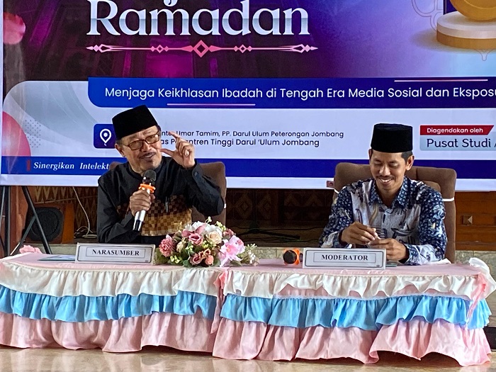 TELADAN: Anggota senat Unipdu, Prof Dr KH Ahmad Zahro MA, saat menjadi narasumber Kajian Ramadan di Islamic Center Unipdu, Minggu (9/3).